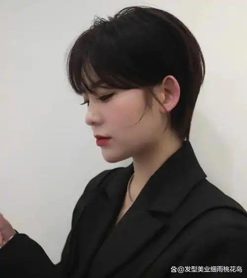 职场最爱的短发设计之一,看起来干练有气场,也容易打理,轻熟风的挂耳