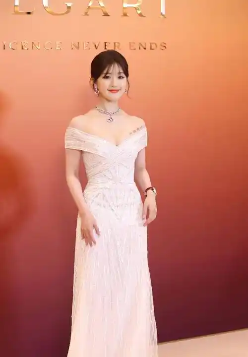 「赵露思」一袭抹身材裙,星河摇曳,明星时尚写真美图