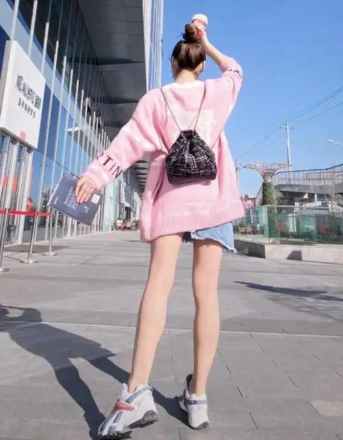 肖战师姐的腿怕是全网最细吧站在那里拍照腿像开了特效