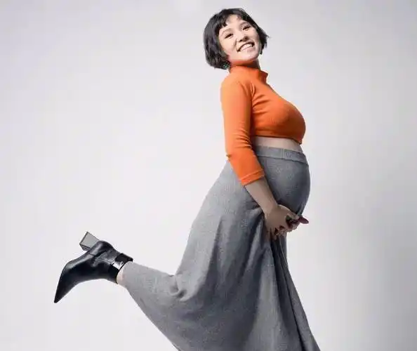 原创谢依霖躺草坪上休息孕妇装遮不住大肚子看到全身照已经8个月了