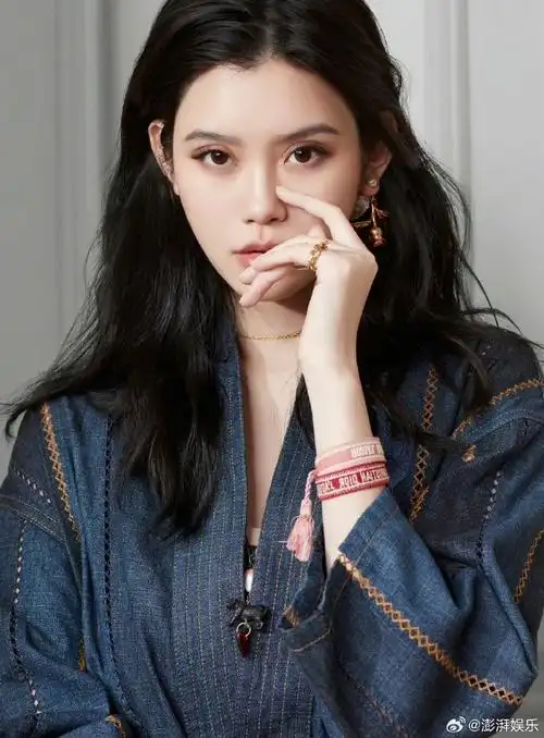 #奚梦瑶受伤机场坐轮椅#