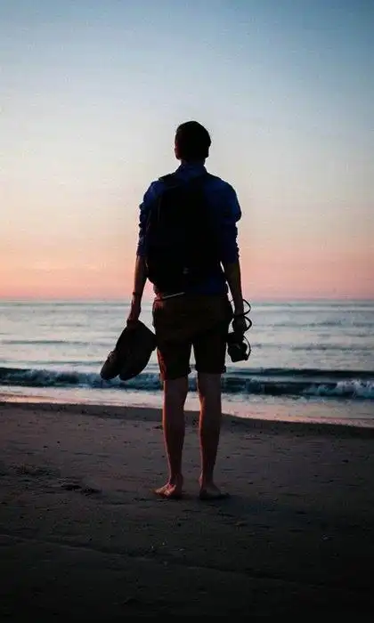 眺望远方的图片男人