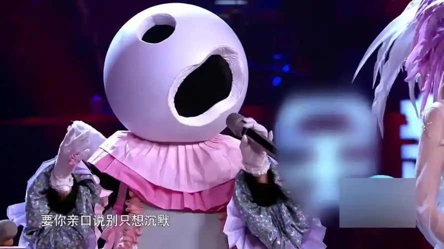 周深还是穿女装唱歌了,嗓音一出,网友:完了,我分不清男女了