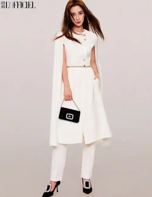 杨颖登《时装》十二月刊,裸色抹胸性感撩人,机车短发又酷又飒