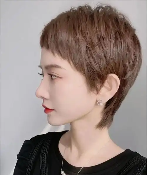 20岁左右的女生可以说是十分的年轻,对于发型方面更喜欢能呈现出自我