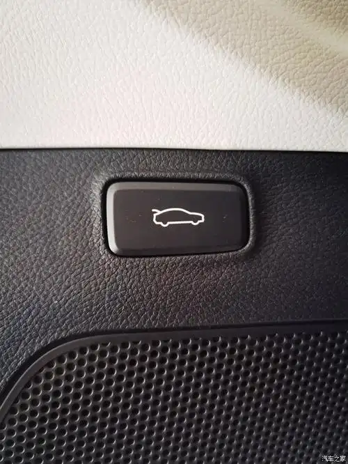 这是在车内开启后备箱的按钮,位于主驾驶位的音箱上方.