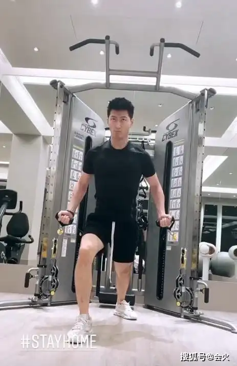 何超莲窦骁已同居?连续4天同出席赌王葬礼,暗示两人好事将近?