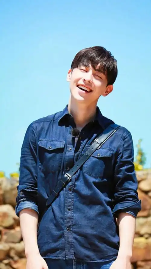 邓伦小哥哥手机壁纸精选 嘴角带笑是你的晴朗_明星手机壁纸-qqkw个性