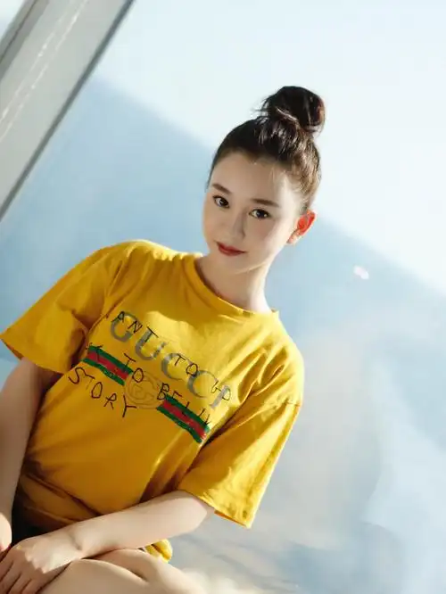 陈昱霖异国街拍写真丸子头时尚减龄