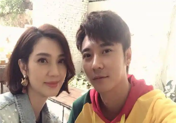 原创洪欣晒全家福证明与张丹峰从未婚姻一家四口畅玩游乐园