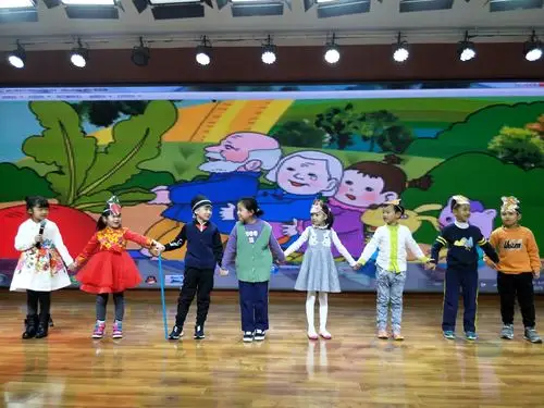 "小戏骨"绽放耀眼光彩,小故事蕴含人生哲理——一年级儿童剧展演活动