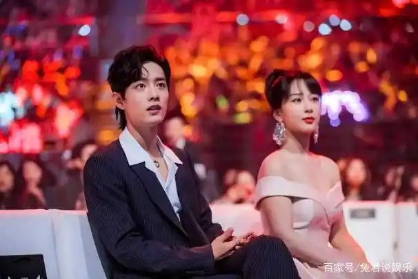 肖战和杨紫终于同框,肖战学会捂嘴讲悄悄话,李现是被冷落了?