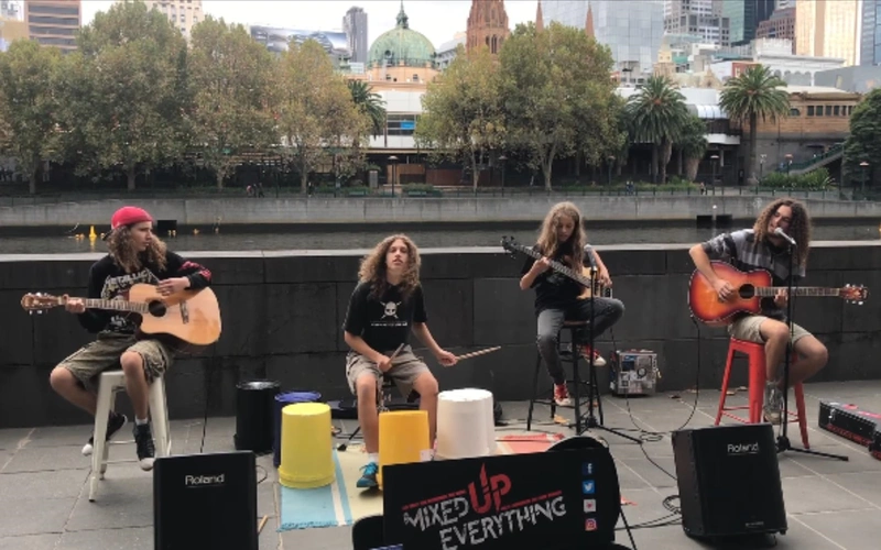 国外四兄弟乐队mixedupeverything街头演绎枪花经典gunsnrosessweet