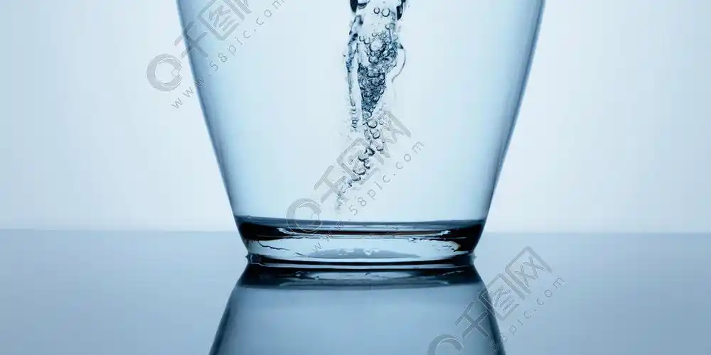 壮观的龙卷风由水制成,放在一块透明的玻璃中,站在反射面上