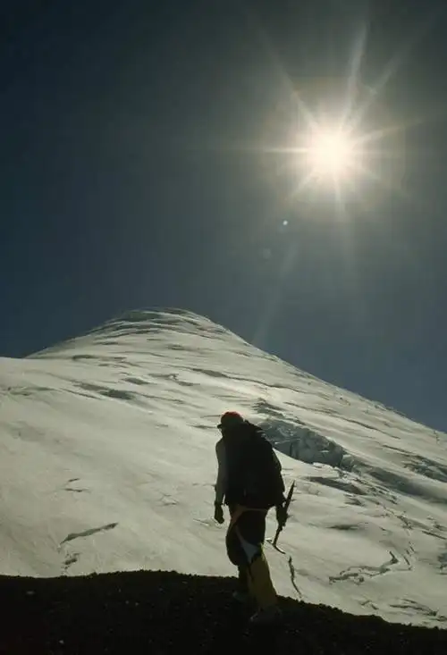 竖图,室外,白天,侧面,山,山脉,太阳,雪,雪山,大雪,欧洲,欧洲人,仅一个