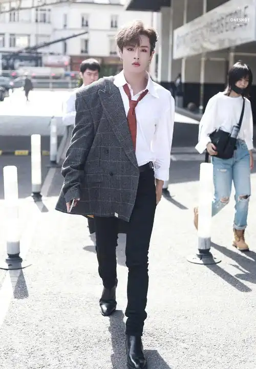 李汶翰中文名:李汶翰/国籍:中国/星座:巨蟹座血型:a型/身高:180cm