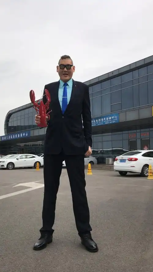 亚洲第一巨人张欢2.38米