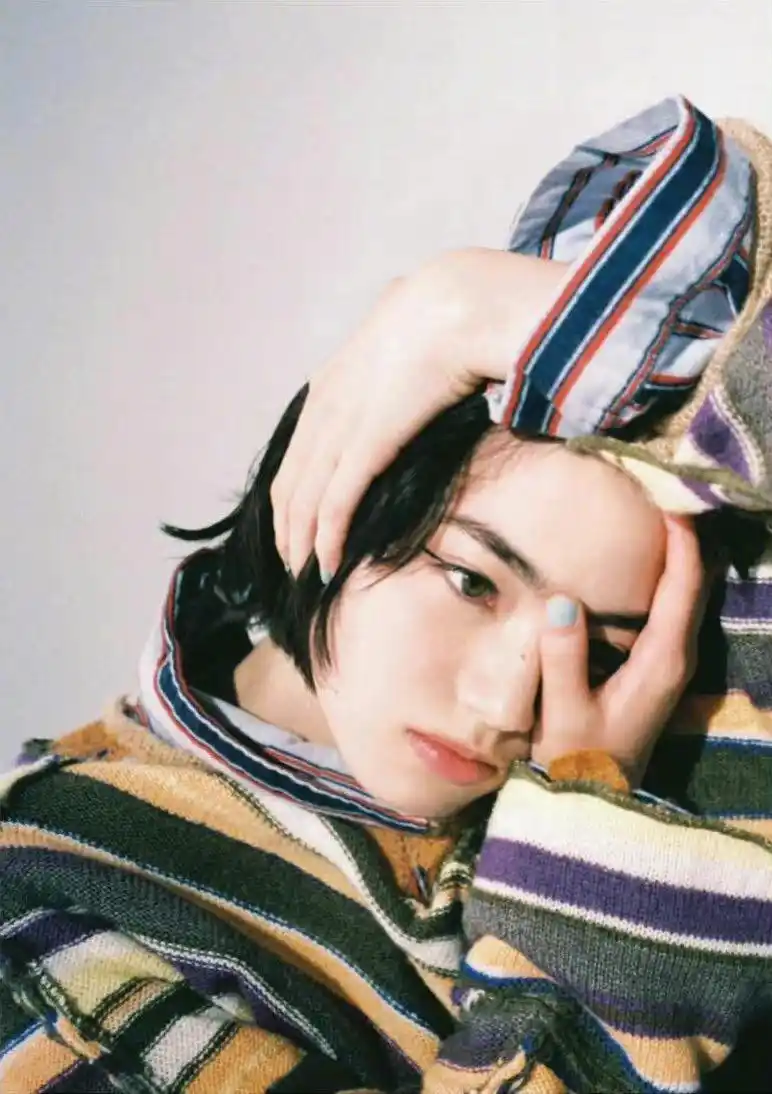 组图:小松菜奈拍摄《dew》光影大片 剪短发展现独特氛围感