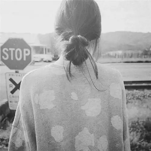 黑白女生背影图片_唯美意境图片_窝窝qq网