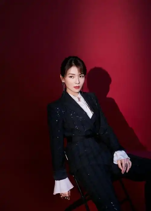 在发型上,刘涛选择把自己的长发绑起,露出了纤细的脖子,使得整体造型