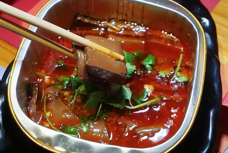 除了串串类烧烤,他家的锡纸烤物如锡纸烤花蛤,锡纸烤猪血,锡纸烤金针