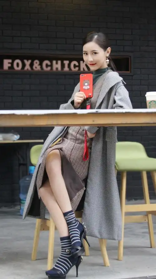 简介:张维娜美艳红唇时尚街拍高清图片,分享一组张维娜图片给大家,图