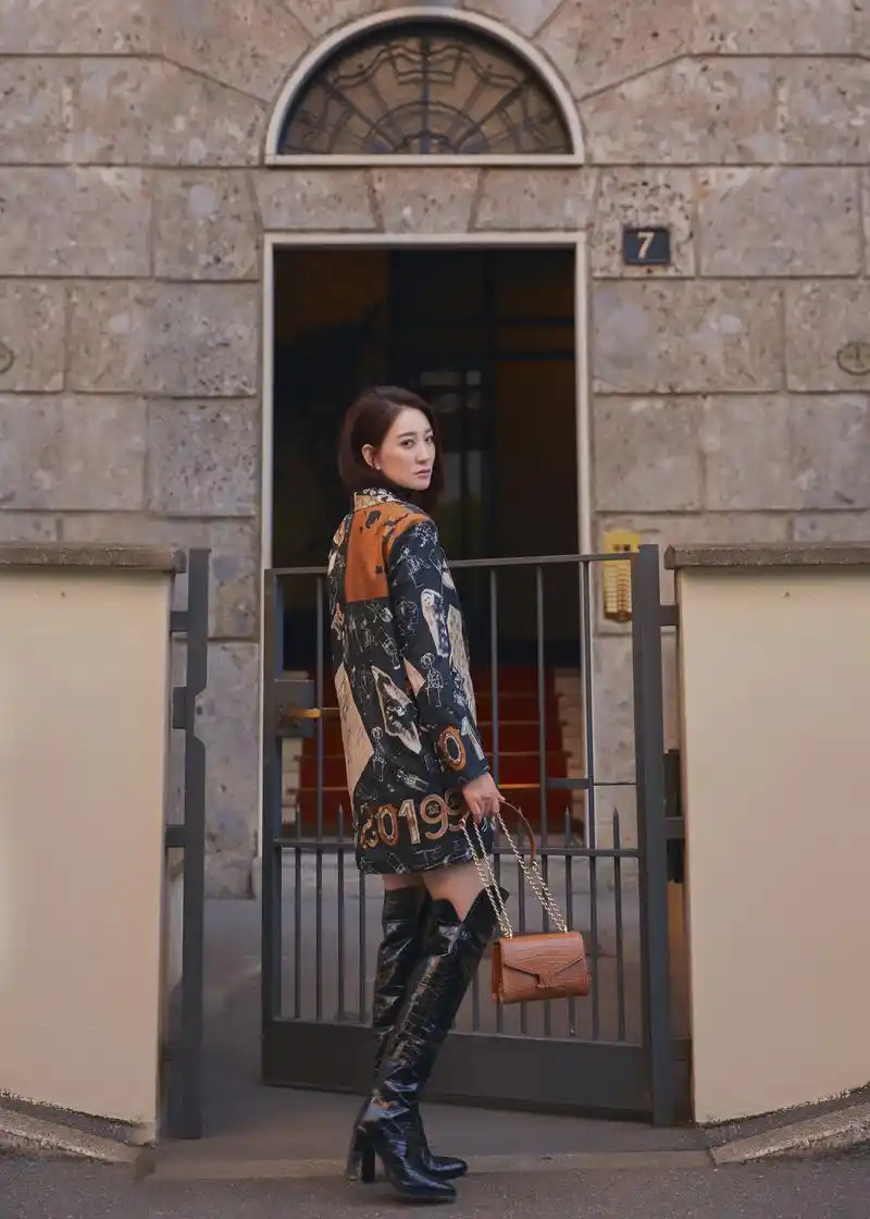 李小冉受品牌邀请再度前往米兰时装周,黑丝绒钻石礼服高雅华贵,印花