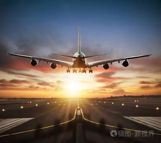巨大的两层商用喷气飞机起飞跑道现代最快的运输方式戏剧性的日落天空