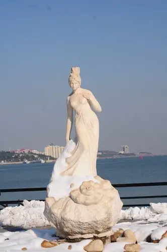 城市的标志雕塑海螺女