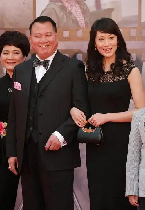 万梓良小16岁老婆气质真好一袭黑裙高挑又窈窕气质不输女明星