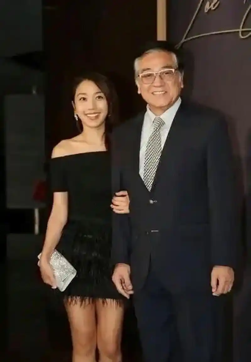 1988年,秦沛对为他生了一儿一女的妻子梁盛子提出离婚,他说:两个孩子