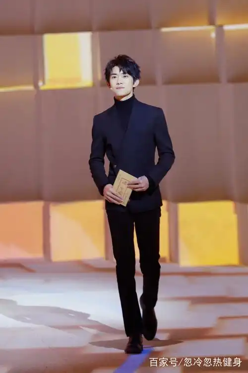 易烊千玺:黑西装亮相帅气沉稳,推开历史大门,念读抗战英烈家书