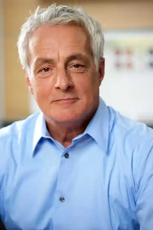 满头白发的老年男性