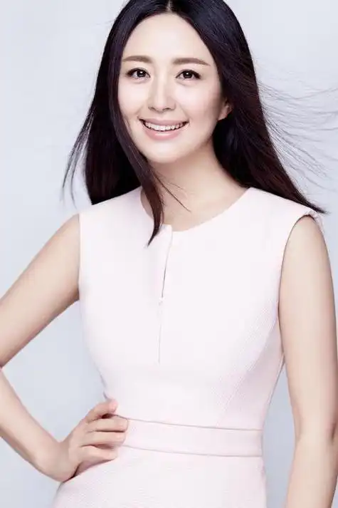 近年来,杨童舒以其端庄秀丽的美貌赢得了无数粉丝的喜爱和追捧.