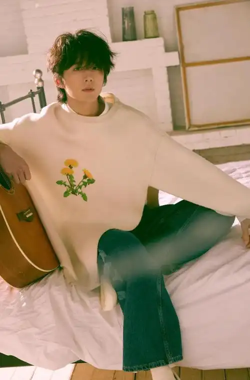 张新成生日大片白色印花长袖卷发