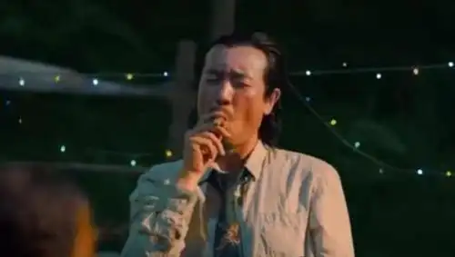 靠蹦迪出圈的于和伟,又流行起了吐口水,采访自嘲:还好我有作品