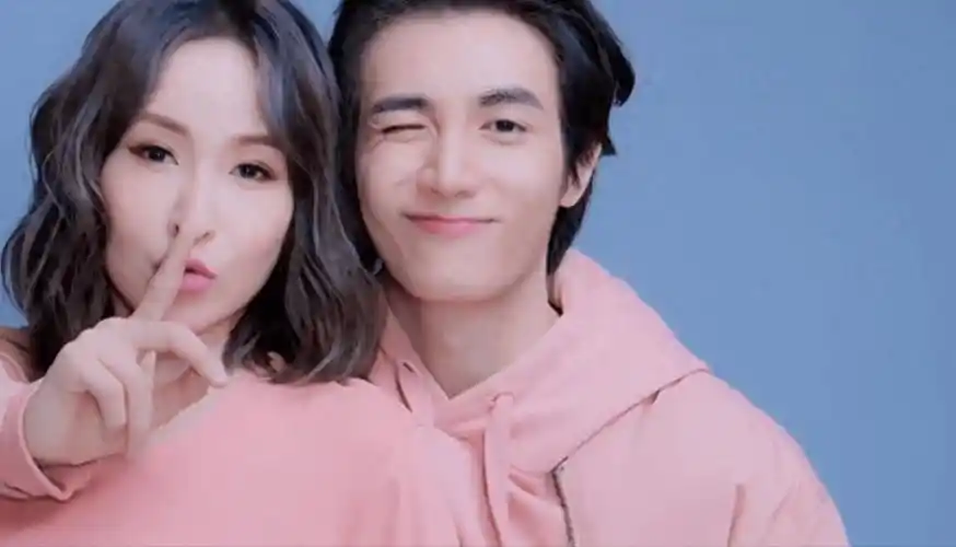 43岁萧亚轩面黄肌瘦,又老又凹,网友:纵欲过度_黄皓_感情_男友