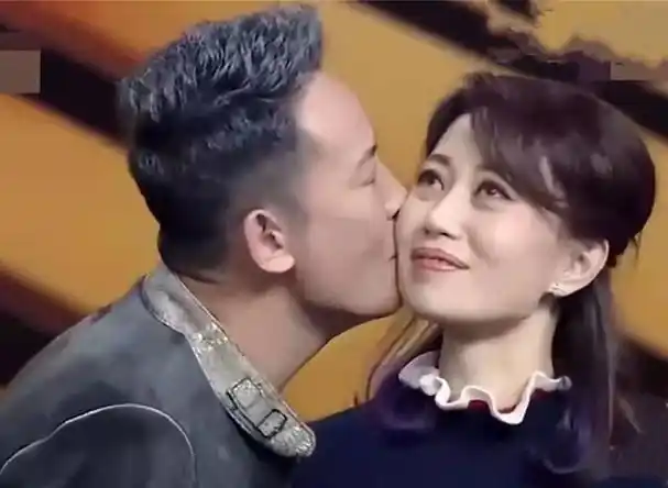 汪正正:最穷时追求妻子,结婚20年成"宠妻狂魔",一家三口幸福