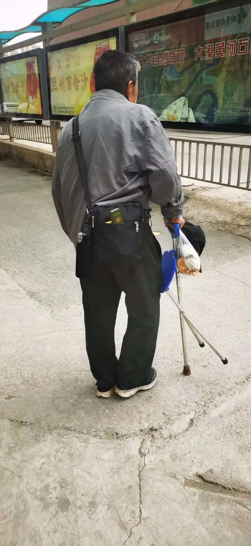 孤苦无助的背影在人群中显得格外凄凉,看的让人心酸 这是我回 - 抖音