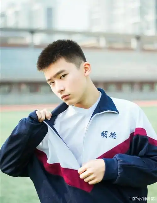 这位帅气的小哥哥虽然已经22岁了,但穿上校服后,依然显得像个高中生