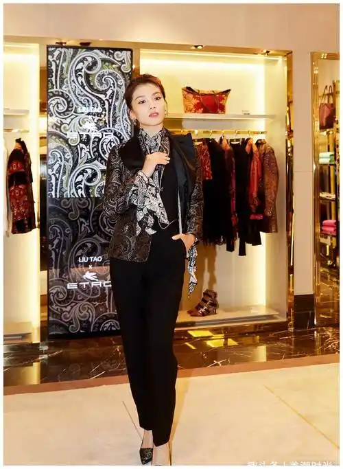 刘涛,乔欣欢乐颂二美同框,穿复古风职业装,乔欣妹子长腿逆天_柔道