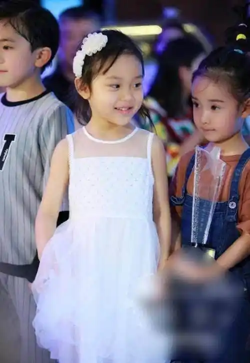 5岁甜馨6岁奥莉,3年时间,一个变成公主,一个成知性美人鱼?