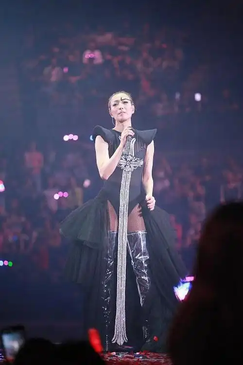 郑秀文在台边温柔唱歌身穿水钻外套配黑色皮裤看起来好时髦