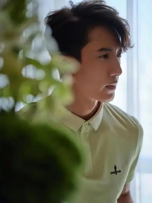 近日,比音勒芬携手品牌代言人吴尊在绵阳百盛举办年度线下见面会,并