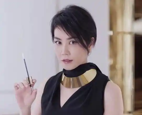 高冷女神王菲,穿妩媚睡衣面带笑容出镜,齐耳短发扭着小蛮腰