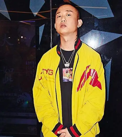 在今年4月,周延在自己的微博上晒出与妻子王斯然的恩爱相片,被网友误