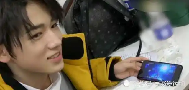 宋亚轩上课坐姿慵懒,班级氛围融洽,却因坐最后一排被质疑成绩差