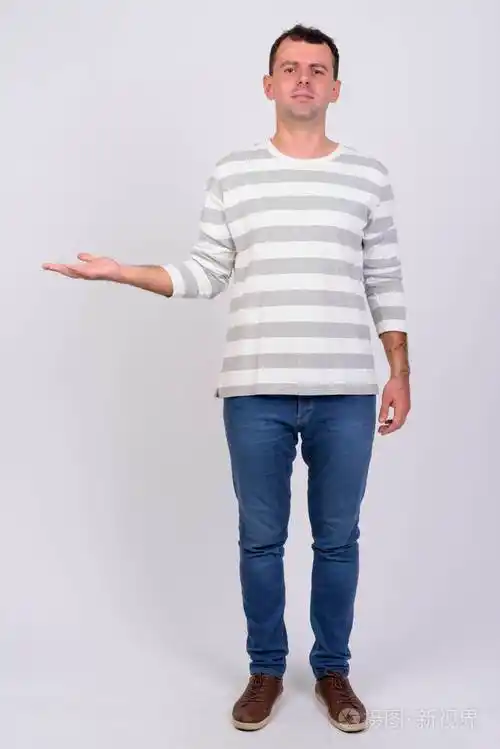 显示某样东西的人的全身照