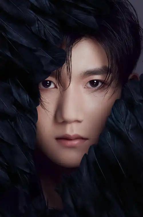 王源七周年单人版写真来袭目光坚定勇闯无畏