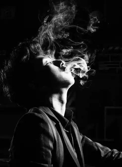 趣读从男人吸烟的态度,看他的地位与教养_安迪莉_工作_客户